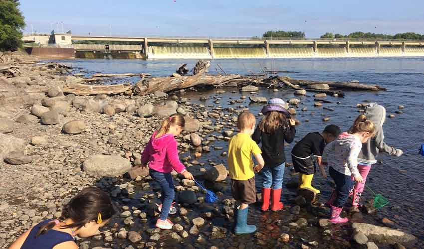 kids exploring along the mississippi river